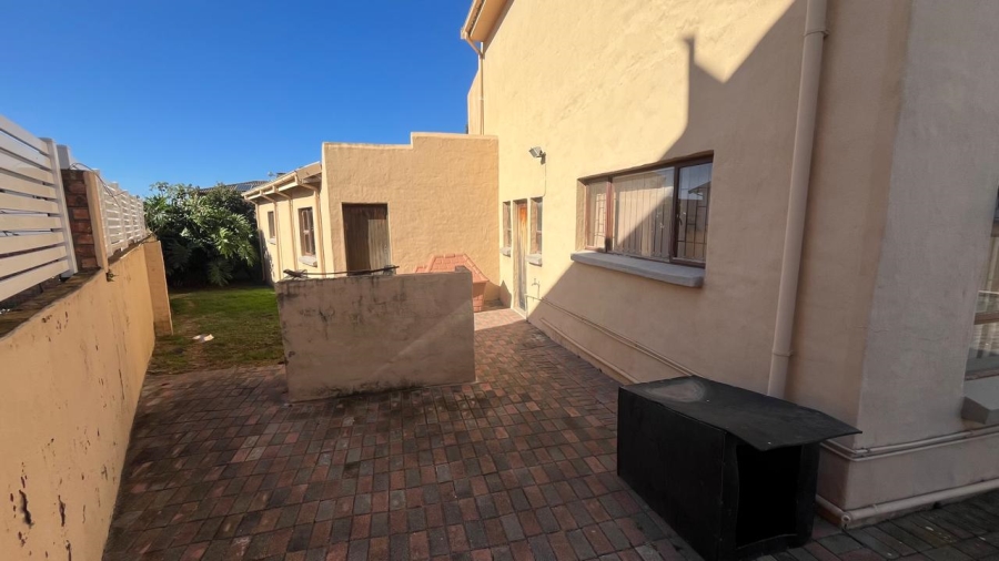 5 Bedroom Property for Sale in Wavecrest Eastern Cape